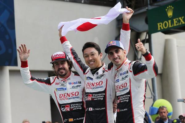 Alonso, Buemi y Nakajima se suben a lo más alto del podio