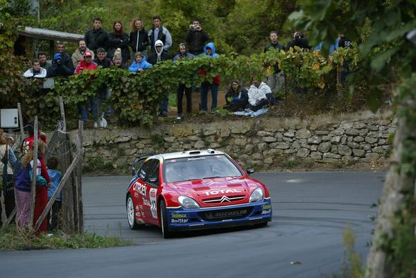 El Citroën Xsara WRC lo pilotaron Sébastien Loeb, Chus Puras, Carlos Sainz y Colin McRae en el equipo oficial, entre otros