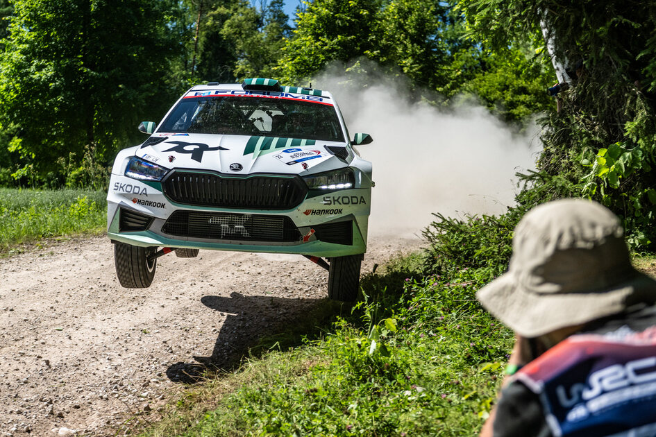 Robert Virves se hace fuerte en casa y se escapa al frente de WRC2