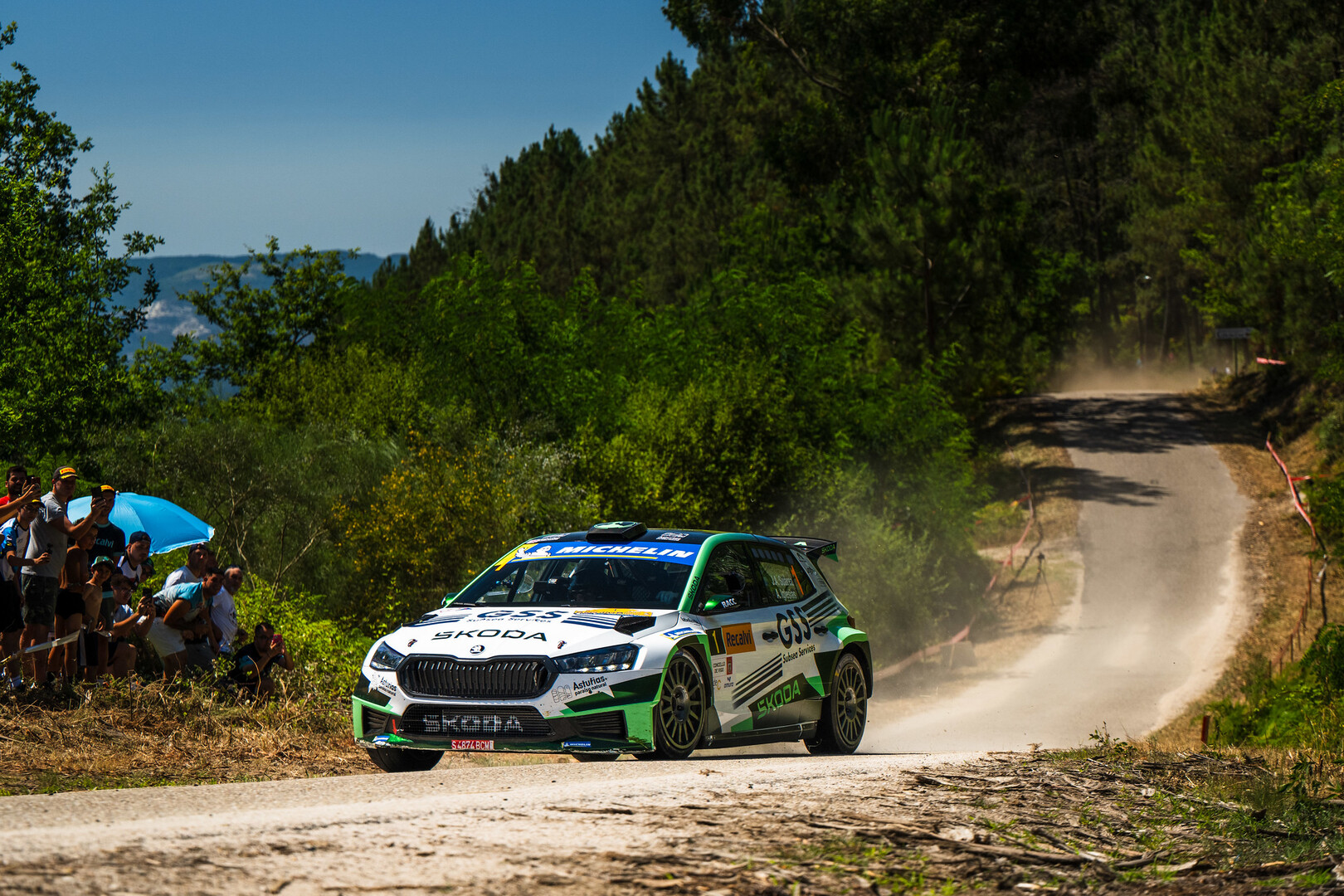 'Cohete' Suárez y Skoda triunfan en Vigo y caminan firmes al frente del S-CER