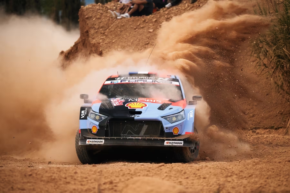 Adrien Fourmaux encabeza un Rally de Italia-Cerdeña con los pinchazos como protagonistas