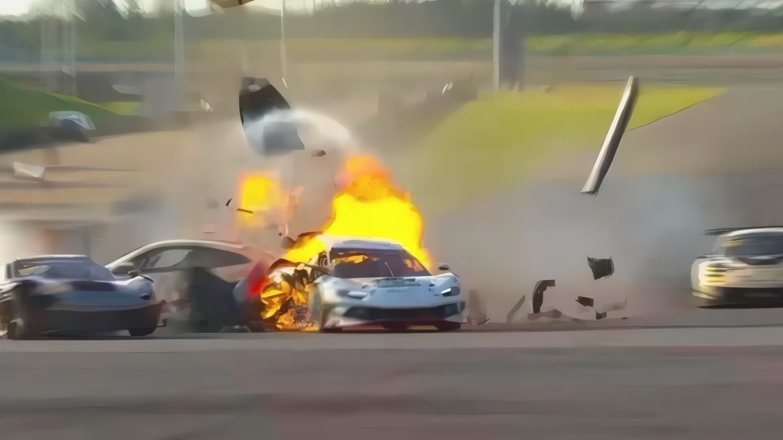 Comisarios que no ayudan con incendios y la ambulancia dormida: el accidente del campeonato chino de GT que salvó un heróico piloto