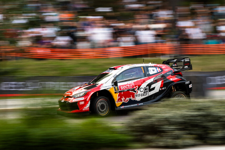 Sébastien Ogier se alía con la lluvia y pone la directa en Finlandia