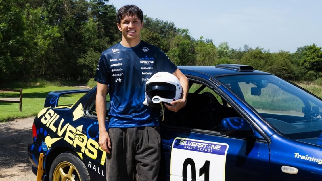 Alex Albon se pasa a los rallies por un día, probando un Subaru Impreza
