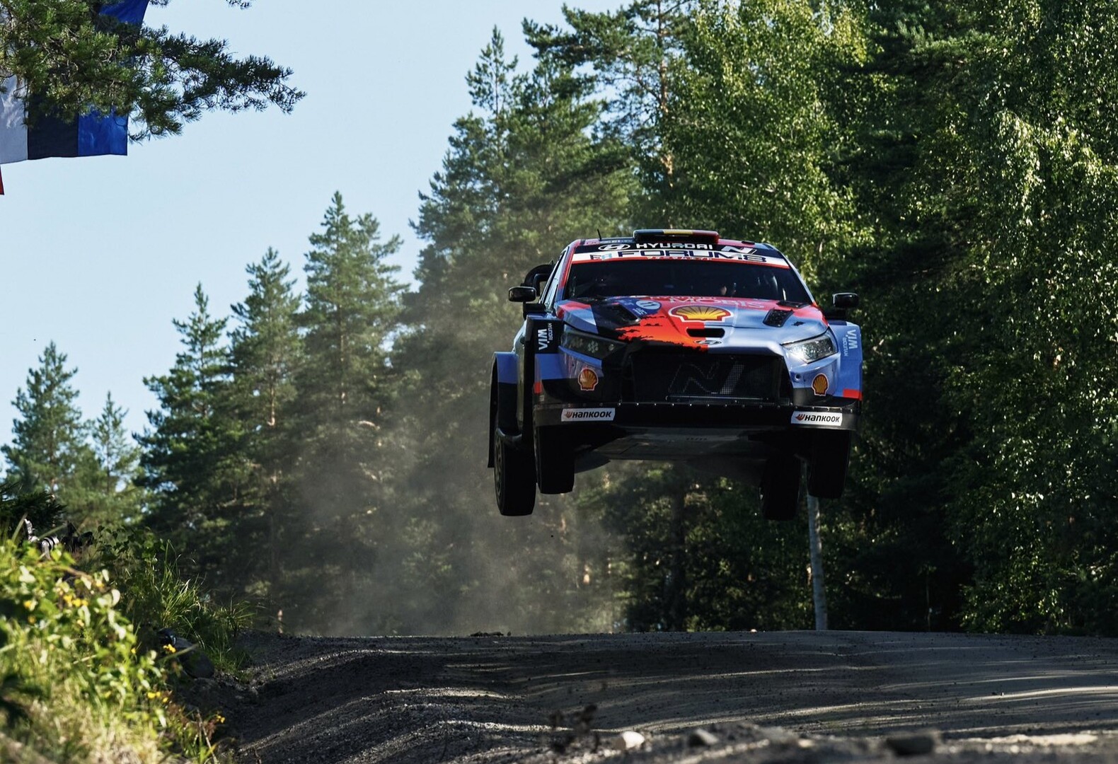 El error de Neuville cierra una mañana de claros y oscuros para Hyundai en Finlandia