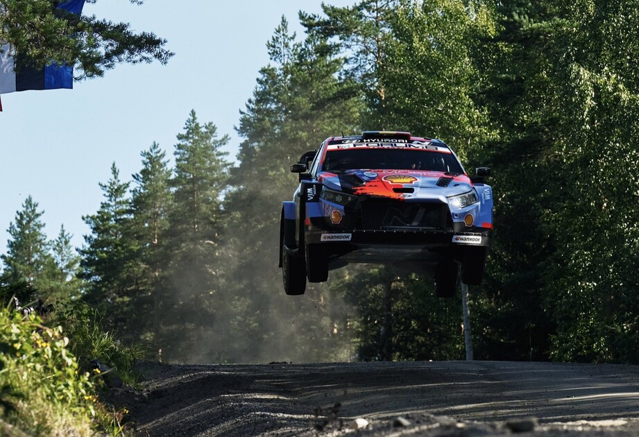 El error de Neuville cierra una mañana de claros y oscuros para Hyundai en Finlandia
