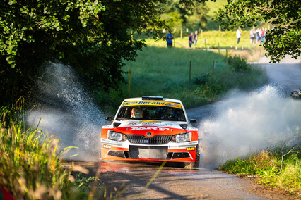 Álvaro Muñiz resiste al frente del Rallye Cristian López