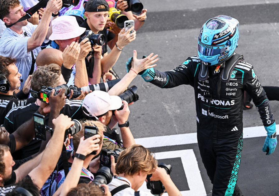 Russell salva la victoria ante Verstappen en Azerbaiyán, Sainz rasca un punto para Williams