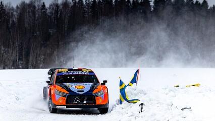 Adrien Fourmaux ataca y Elfyn Evans aguanta el liderato en Suecia