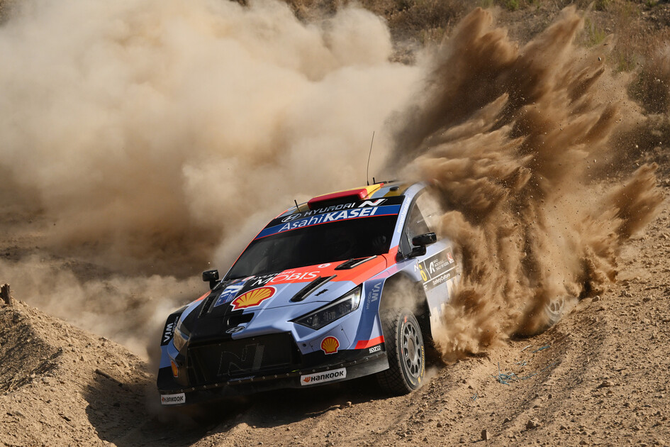 Solberg, Sesks y Sordo, los pinchazos marcan la mañana de viernes en el Acrópolis 