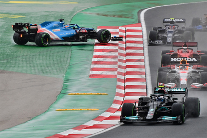 Albon no entiende la penalización a Gasly: "Hay una regla no escrita en la que los comisarios suelen ser flexibles en las primeras curvas"