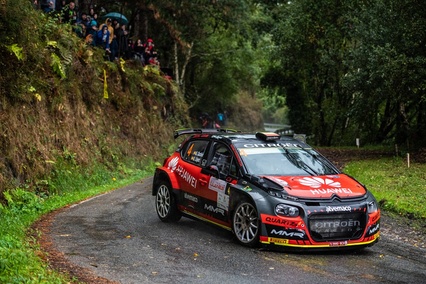 Alejandro Cachón baila bajo la lluvia y aprieta el Supercampeonato