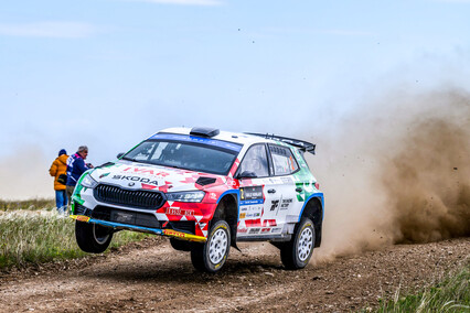 Andrea Mabellini y Roope Korhonen protagonizan la lucha al comienzo del Rally de Hungría 2025