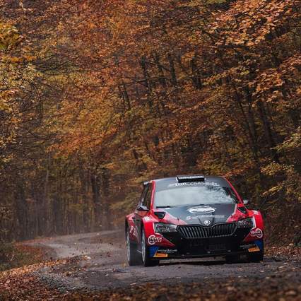 Andreas Mikkelsen manda en Hungría y Efrén Llarena sufre con los neumáticos