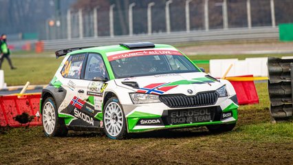 Andreas Mikkelsen mete su Skoda Fabia Rally2 evo entre los WRC en la primera etapa de Monza