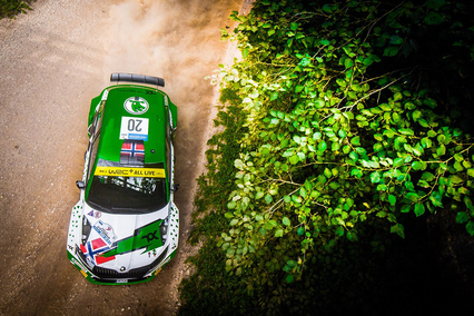 Andreas Mikkelsen siguen liderando el WRC2 en Estonia