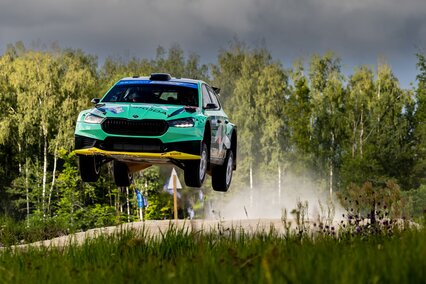 Andreas Mikkelsen tira de oficio para mantenerse al frente del WRC2