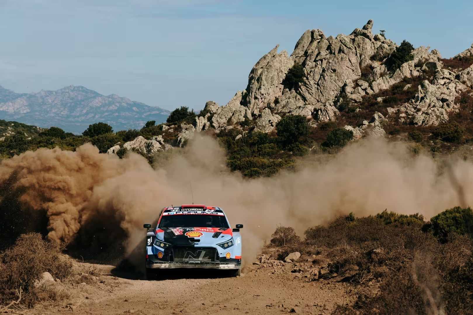 Dani Sordo y Patricia Sáiz, fuera en Cerdeña tras una salida de carretera