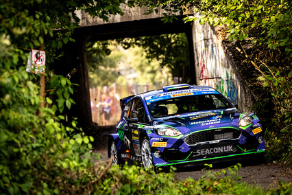 Armstrong, como un cohete, va a por Kopecky en el ecuador del Rally Barum