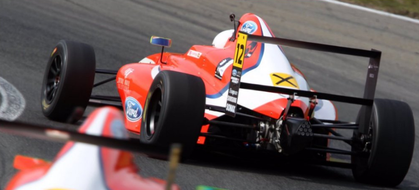 Ayrton Simmons puntúa en su debut en la Fórmula 4 británica