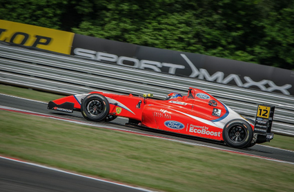 Ayrton Simmons vuelve a puntuar en la F4 británica