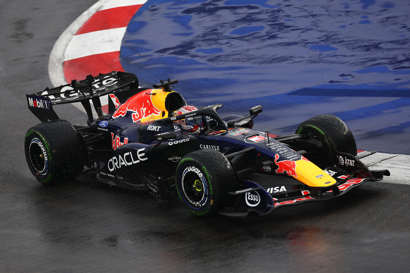 Verstappen gana en el caos de la Sprint de Singapur, Russell pierde una bola de partido y Alonso es 11º delante de Sainz