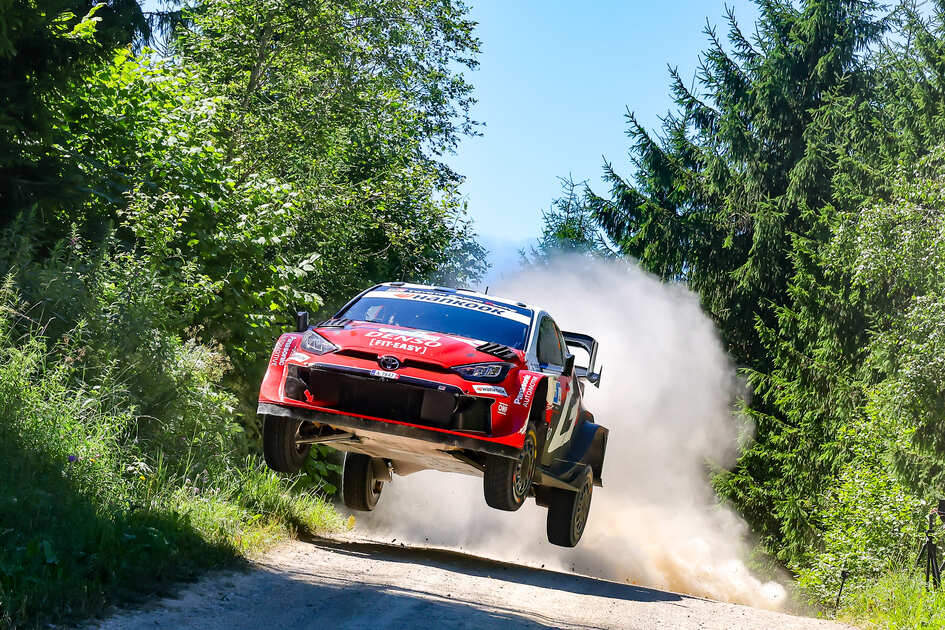 Oliver Solberg presiona a un solvente Sami Pajari que sigue al frente en Estonia
