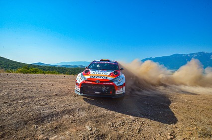 Cachón aguanta en el Top 10 con Toyota y Solans comienza otra remontada en el festival de pinchazos del Rally Acrópolis