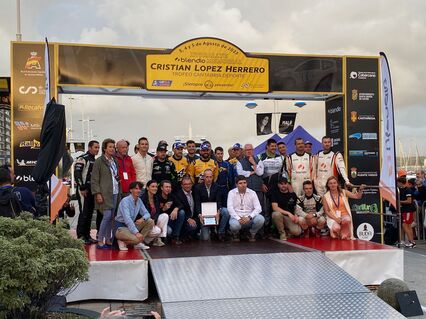 Carlos del Barrio es homenajeado en la ceremonia de salida del Rallye Cristian López