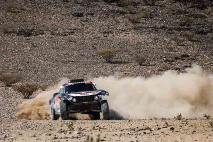 Carlos Sainz y Lucas Cruz arrancan el Dakar con triunfo en la primera etapa