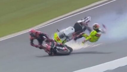 Choque fuerte entre Bezzecchi y Viñales que ha hecho saltar mucho más que chispas