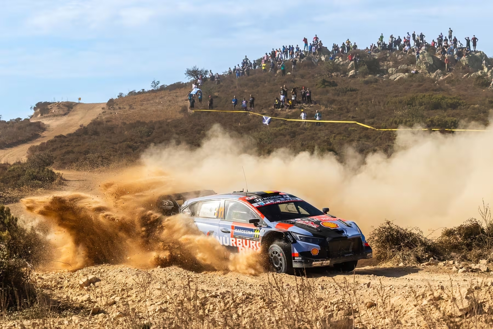 Neuville y Fourmaux mandan en Cerdeña; Solberg y Pajari presionan a Evans