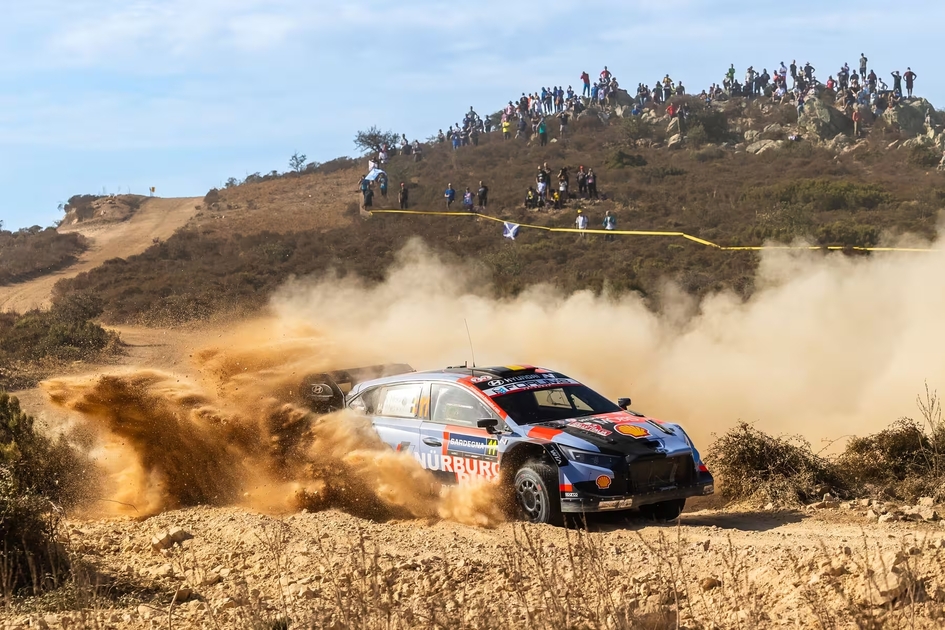 Neuville y Fourmaux mandan en Cerdeña; Solberg y Pajari presionan a Evans