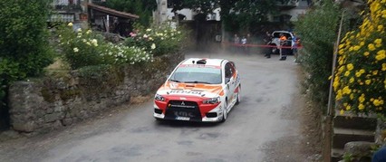 Cristian García aguanta líder entre el caos del Rallye Santander