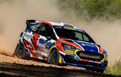 Diego Domínguez y Rogelio Peñate lideran el JWRC en un complicado inicio para Blach en Estonia
