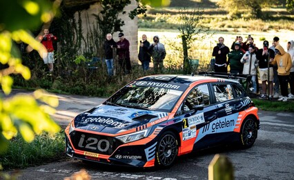 Efrén Llarena y Sara Fernández suben al podio del Rallye Princesa de Asturias