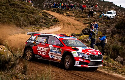 Efrén Llarena y Sara Fernández terminan séptimos en un complicado Rally Serras de Fafe