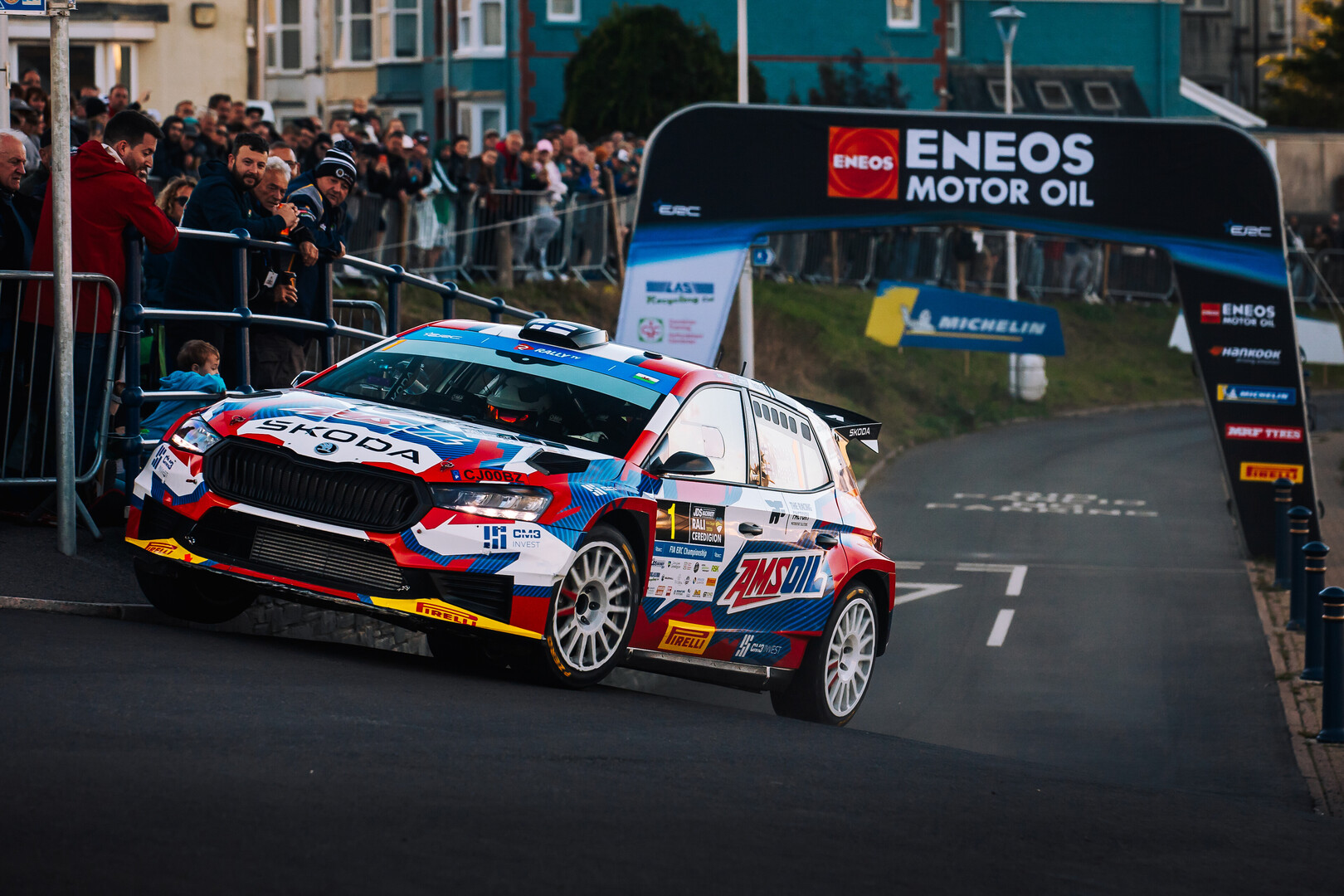 Teemu Suninen se hace fuerte bajo la noche galesa y lidera el Rali Ceredigion