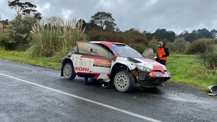 Elfyn Evans abandona el Rally de Nueva Zelanda por los daños de su Toyota