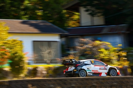 Elfyn Evans deshace la igualada con Thierry Neuville en un viernes atípico