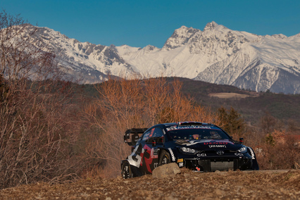 Elfyn Evans mantiene el liderato frente a un Seb Ogier crecido en busca de la remontada