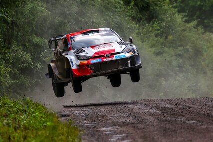 Elfyn Evans pone tierra de por medio en una mañana pasada por agua en Finlandia
