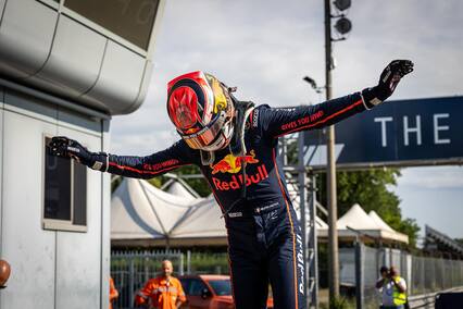 Ernesto Rivera triunfa en la carrera del sábado de Monza en Eurocup 3