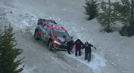 Esapekka Lappi se queda sin opciones de podio tras quedar atrapado en un banco de nieve