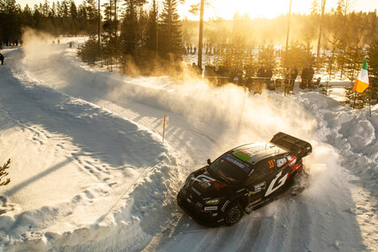 Evans, Katsuta y Neuville se jugarán el triunfo en el domingo de Suecia