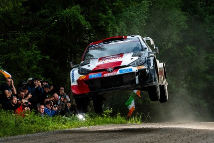 Evans mantiene el liderato frente a un lanzado Neuville en un accidentado Rally de Finlandia