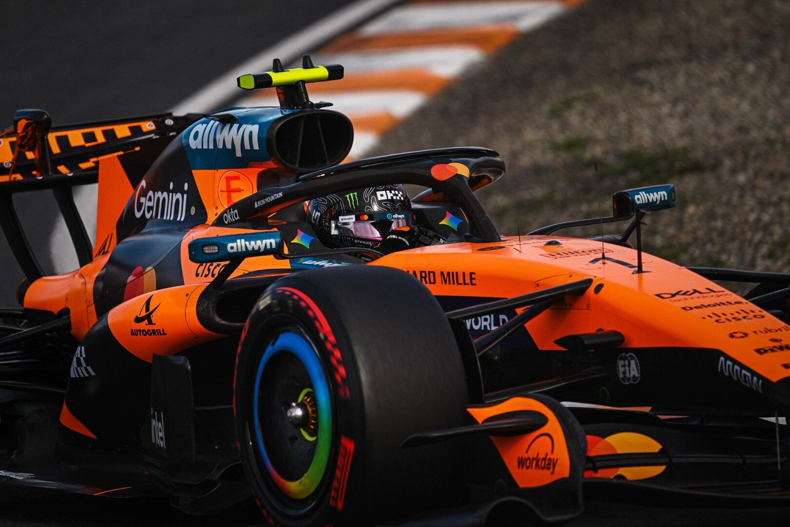 La lluvia se pone de parte de Norris, pole por delante de los Mercedes y Ferrari en el Gran Premio de Países Bajos 2026