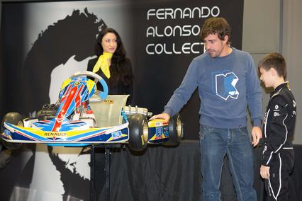Fernando Alonso entrega los premios a los finalistas de la segunda edición de "Renault kart pequeños campeones"