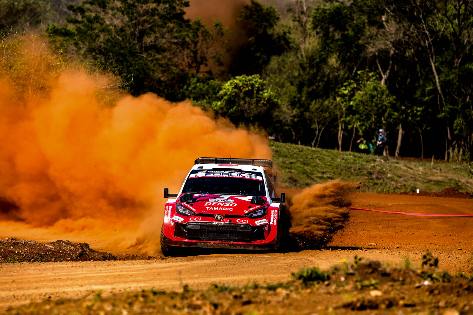 Paddon lidera y media parrilla de los Rally1 quedan K.O tras el primer bucle en Paraguay.