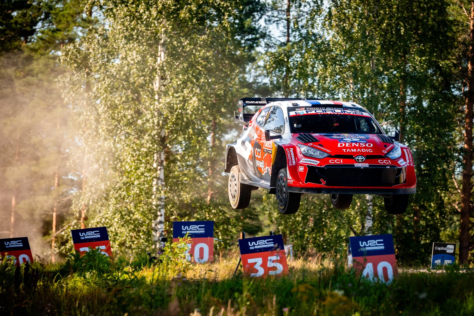 Sébastien Ogier despega en Finlandia; Fourmaux y Pajari mantienen el pulso